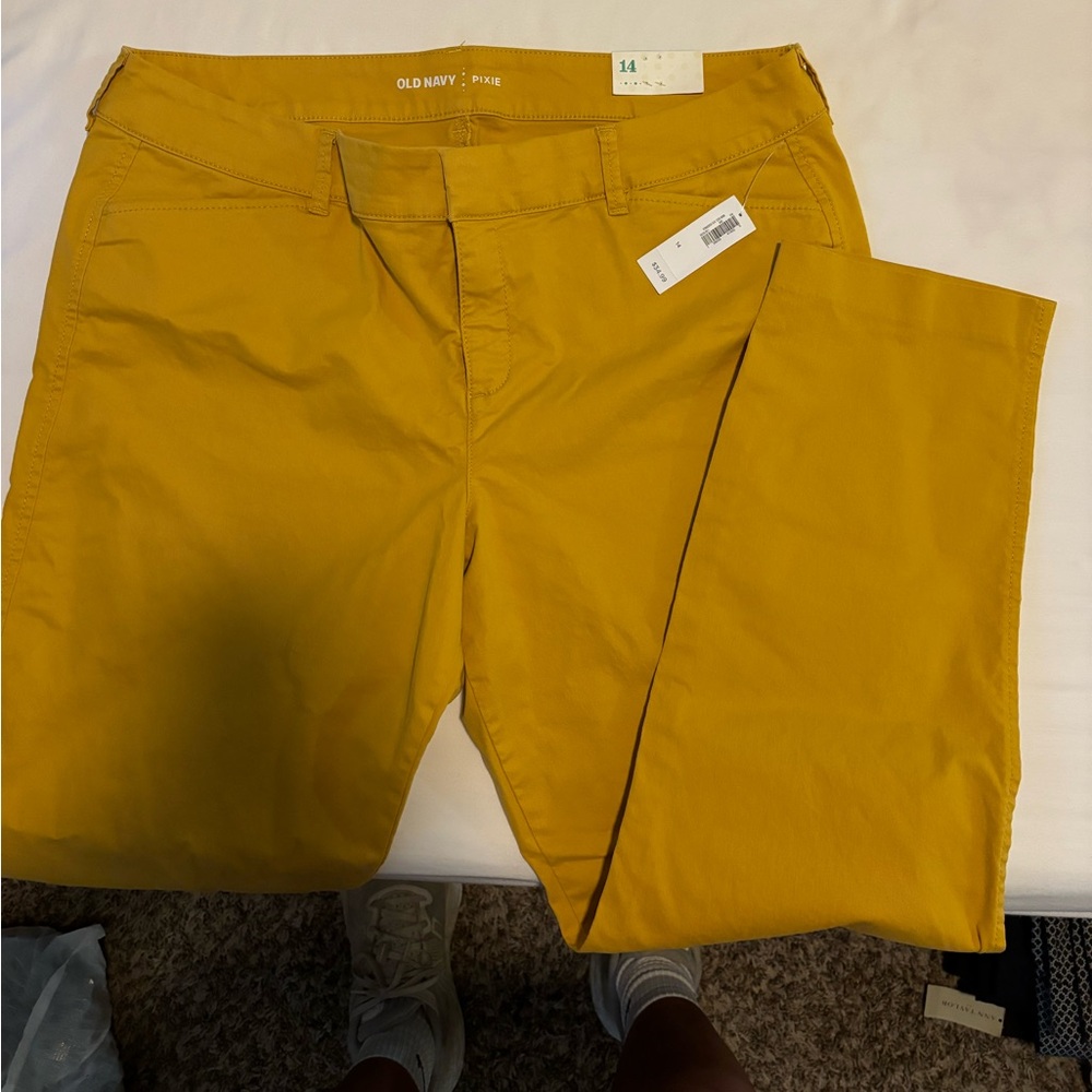 OLD NAVY SIZE 14 YELLOW PIXIE ANKLE CUT PANTS